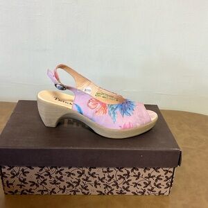 Think pump , flower print with adjustable heel strap